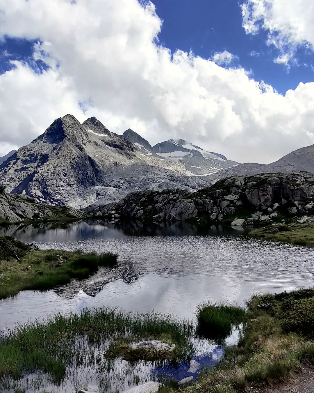 Lago alpino con le vette dell'Adamello sullo sfondo
