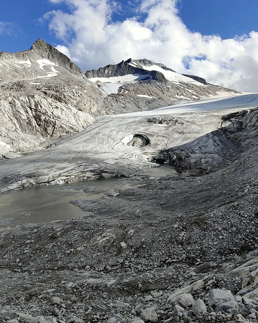 Ghiacciaio dell'Adamello con la grotta glaciale al fronte