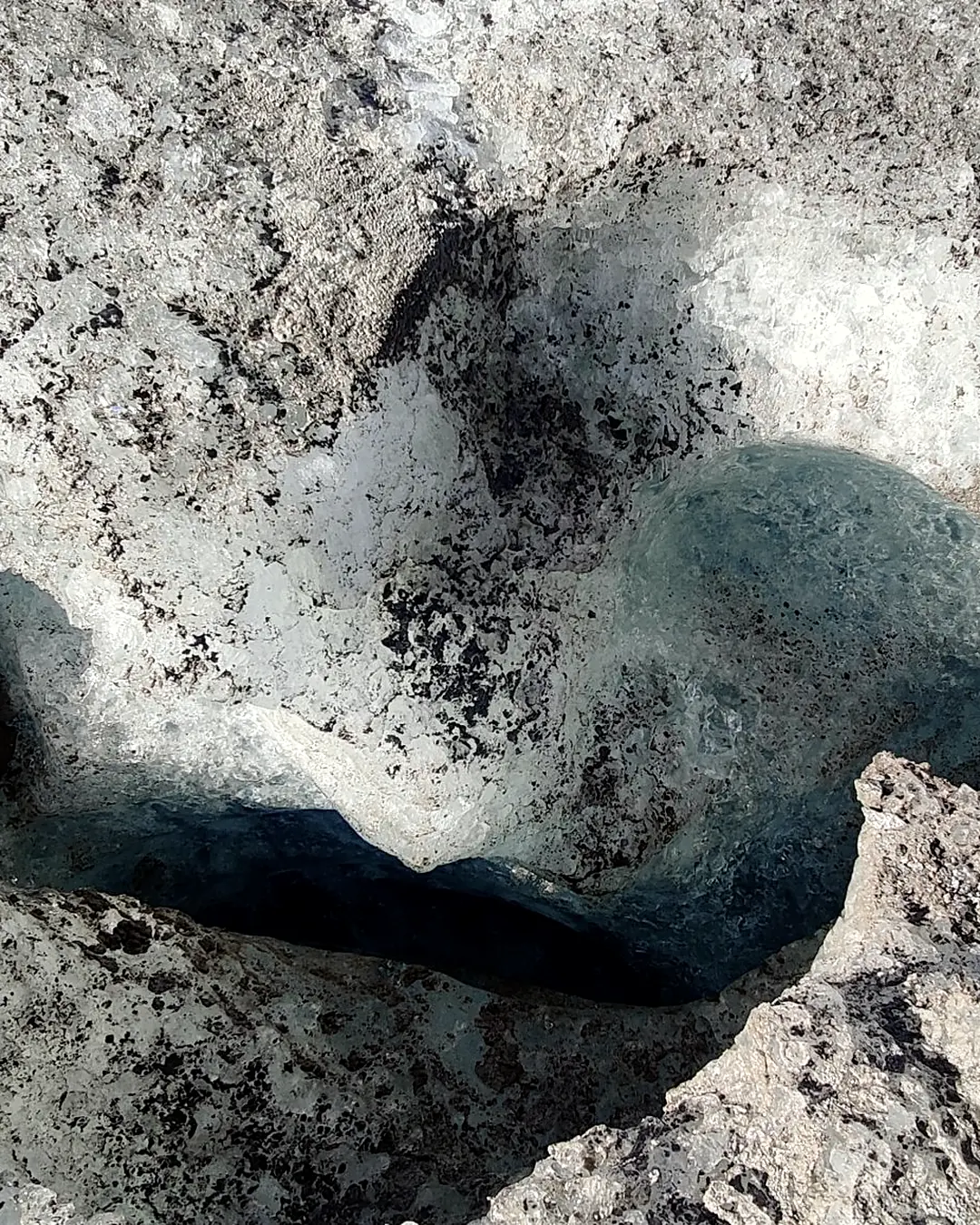 Canale di fusione scavato nel ghiaccio