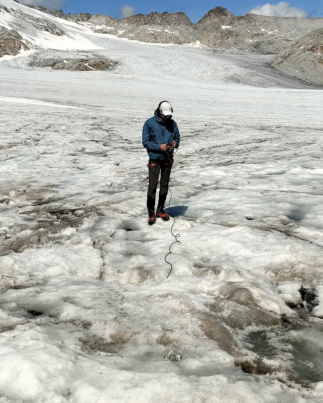 Andrea registra in piedi sul ghiacciaio