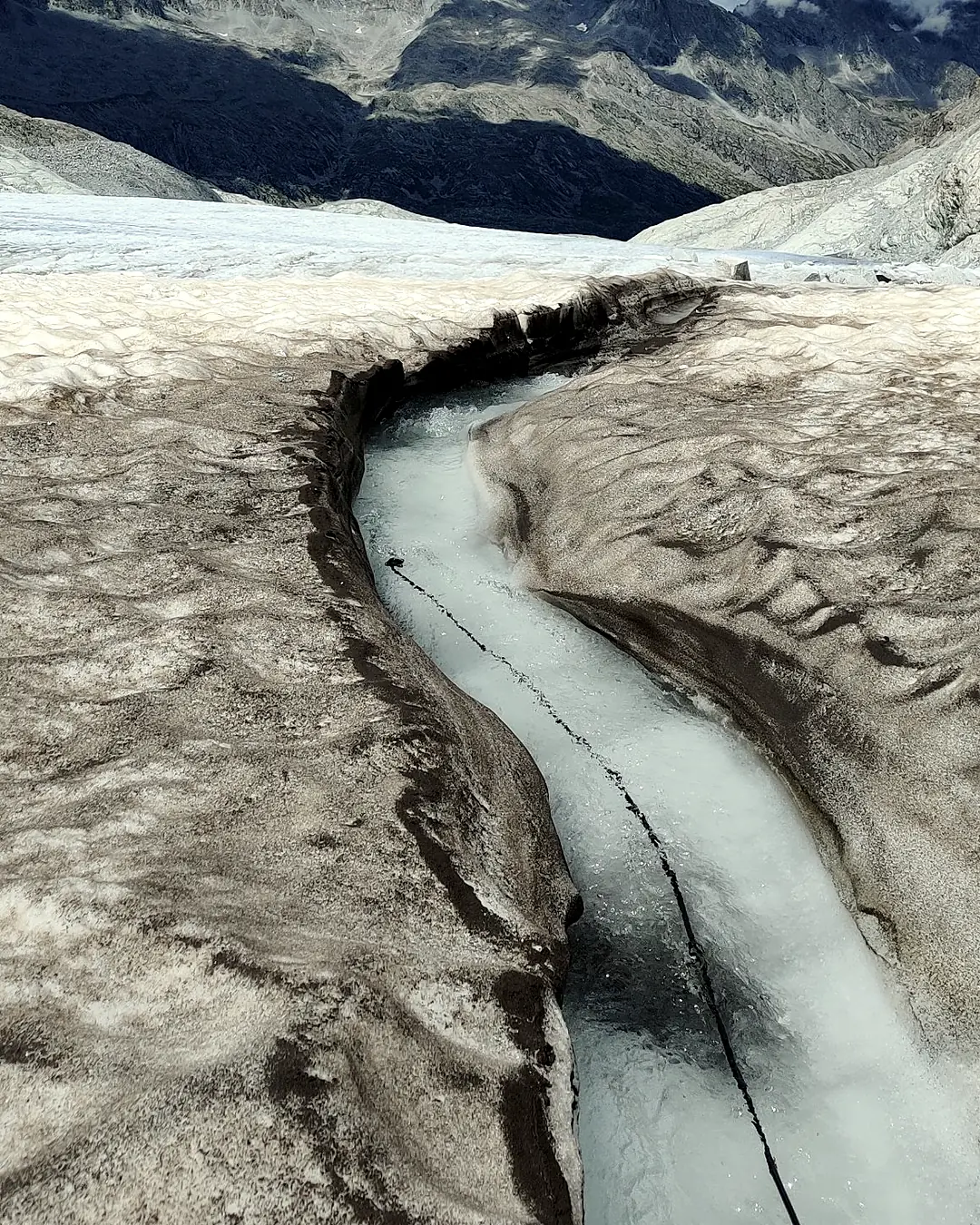Idrofono immerso in un torrente di fusione sul ghiacciaio