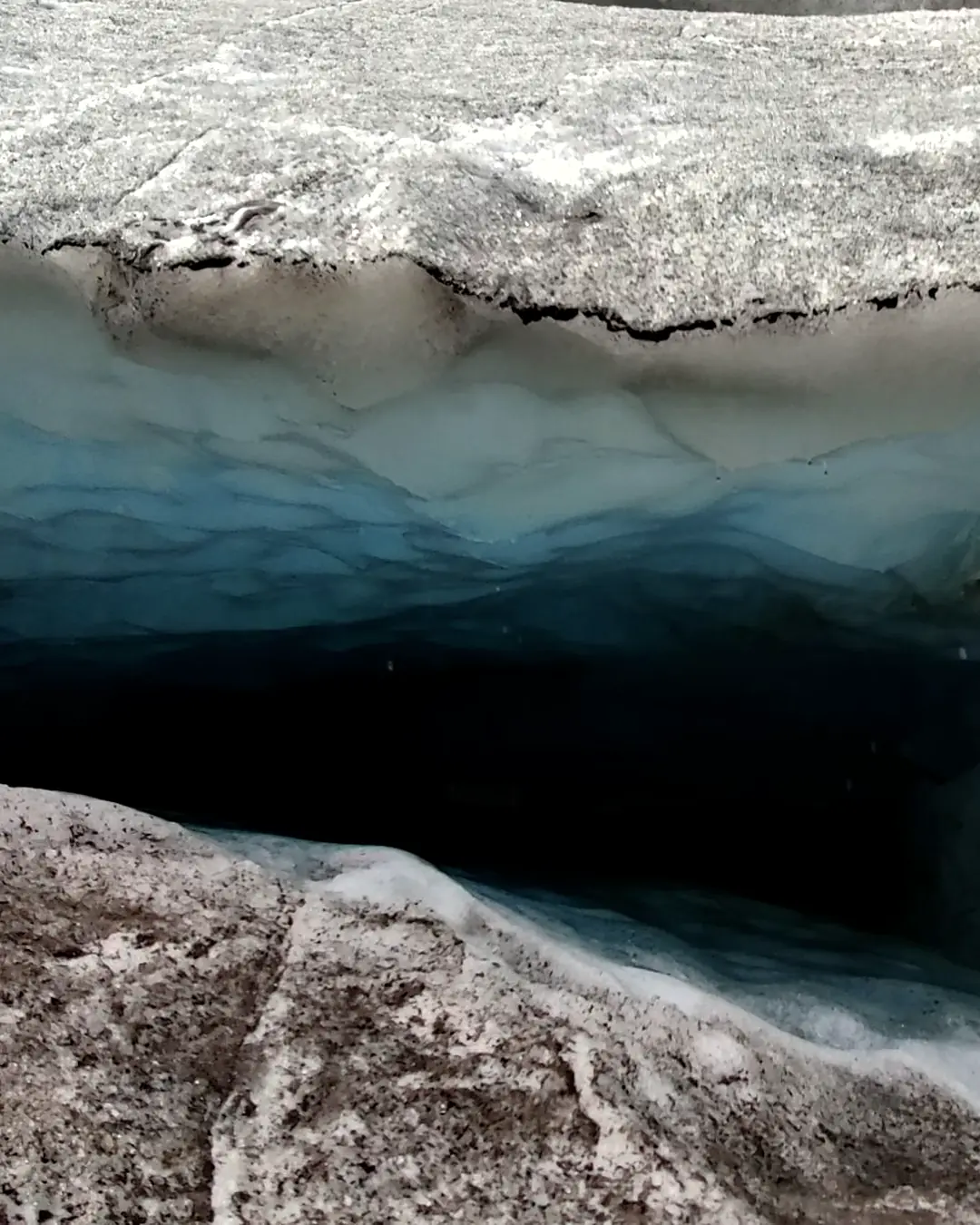 Cavità di ghiaccio blu al fronte del ghiacciaio