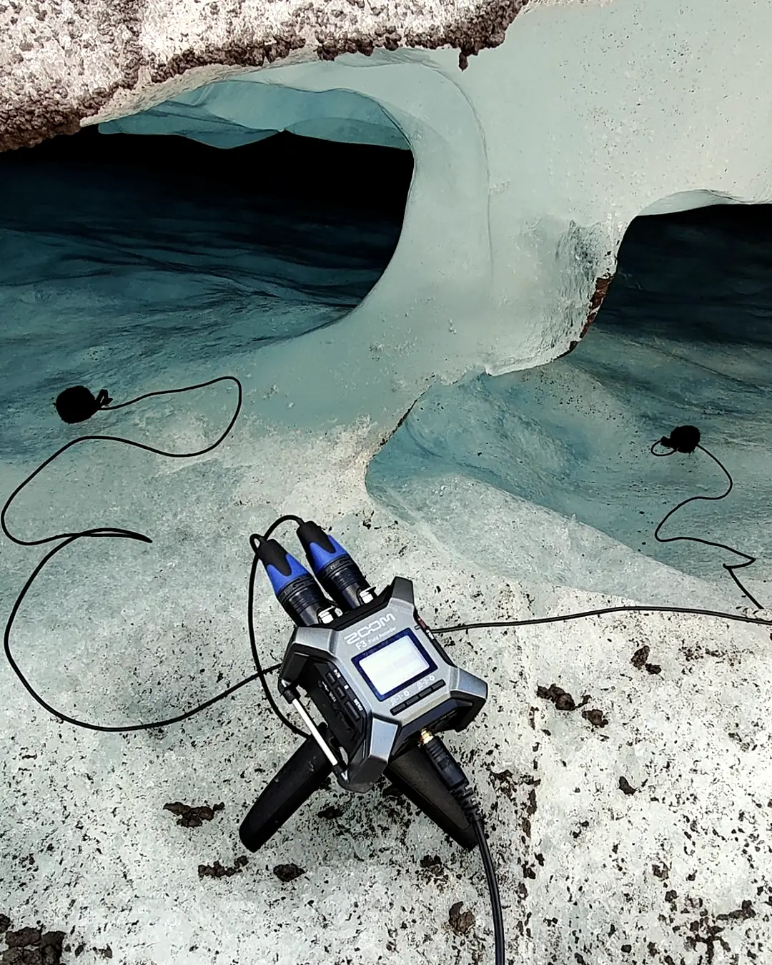 Registratore con due microfoni clip dentro una cavità di ghiaccio