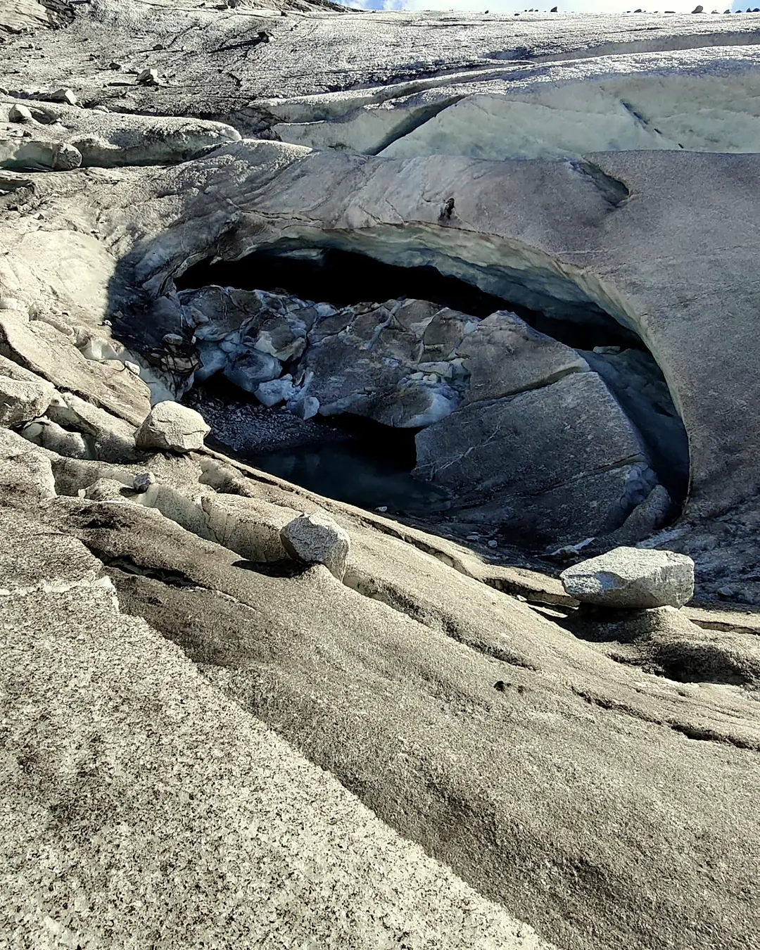 Bocca della grotta glaciale vista dal basso