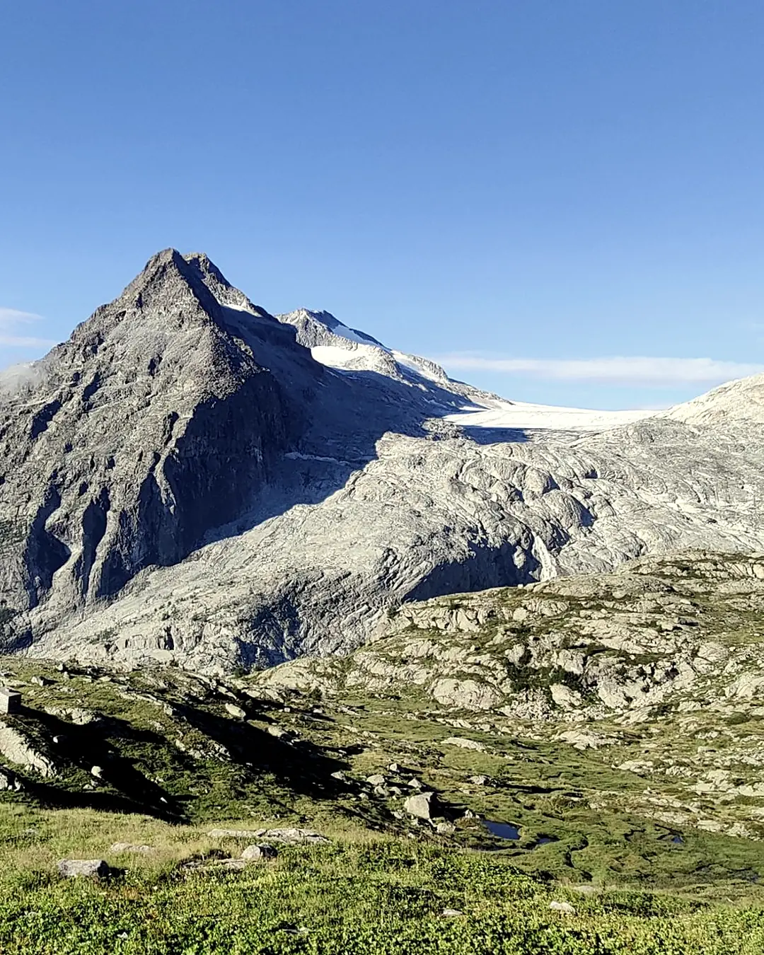Panorama dell'Adamello con il ghiacciaio in alto
