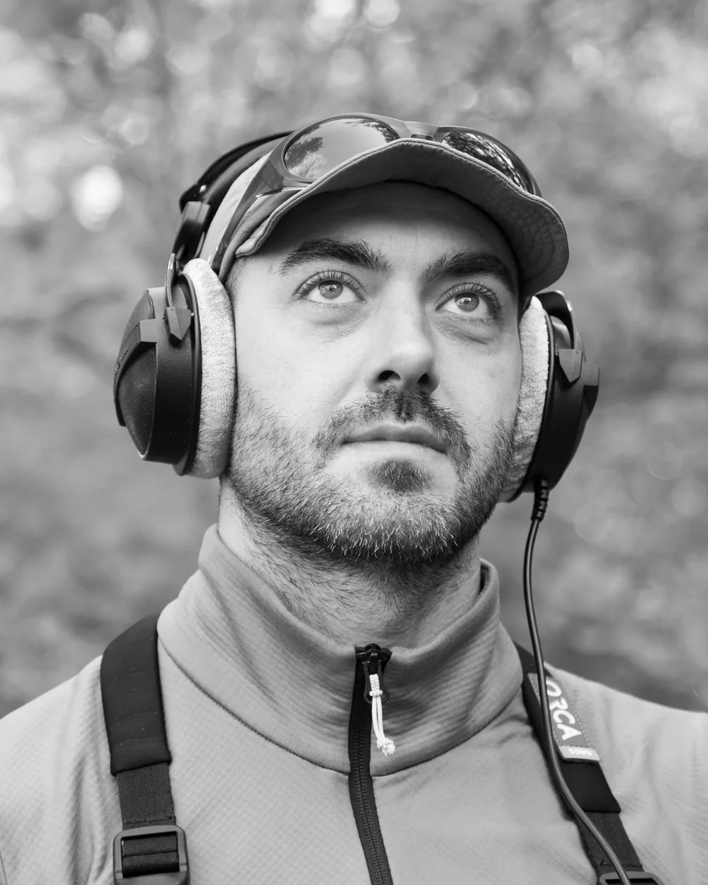 Ritratto di Andrea Peluso con le cuffie, nel bosco