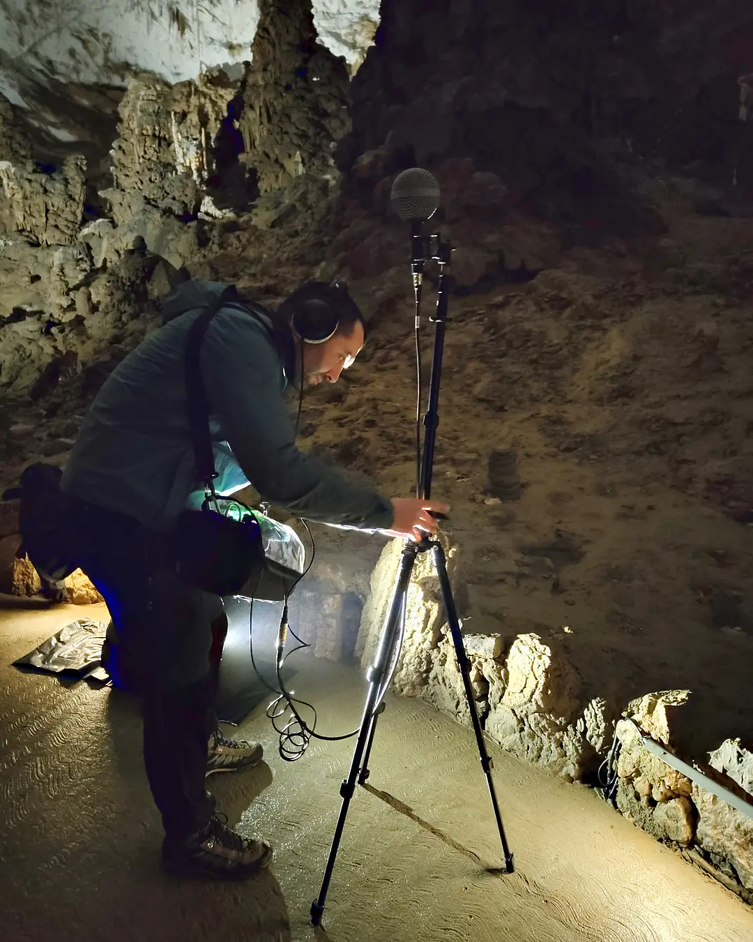 Andrea regola il microfono sul treppiede in grotta