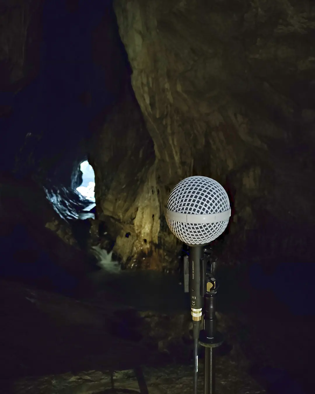 Microfono sferico davanti a un'apertura con cascata