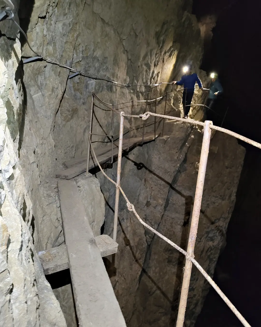 Passerella sospesa lungo la parete della grotta