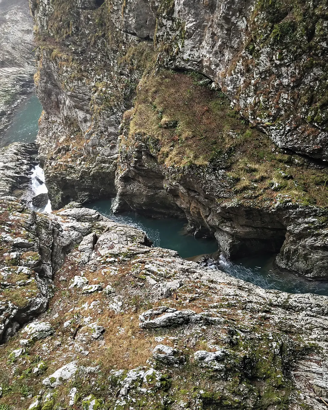 Canyon con il fiume dall'alto