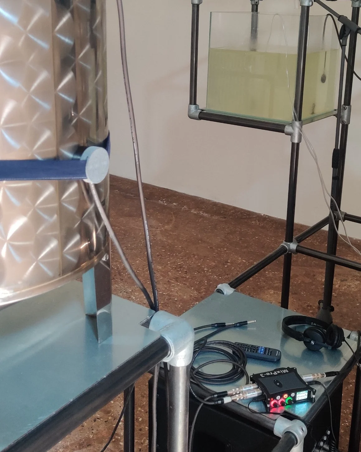 MixPre e microfono a contatto sul serbatoio