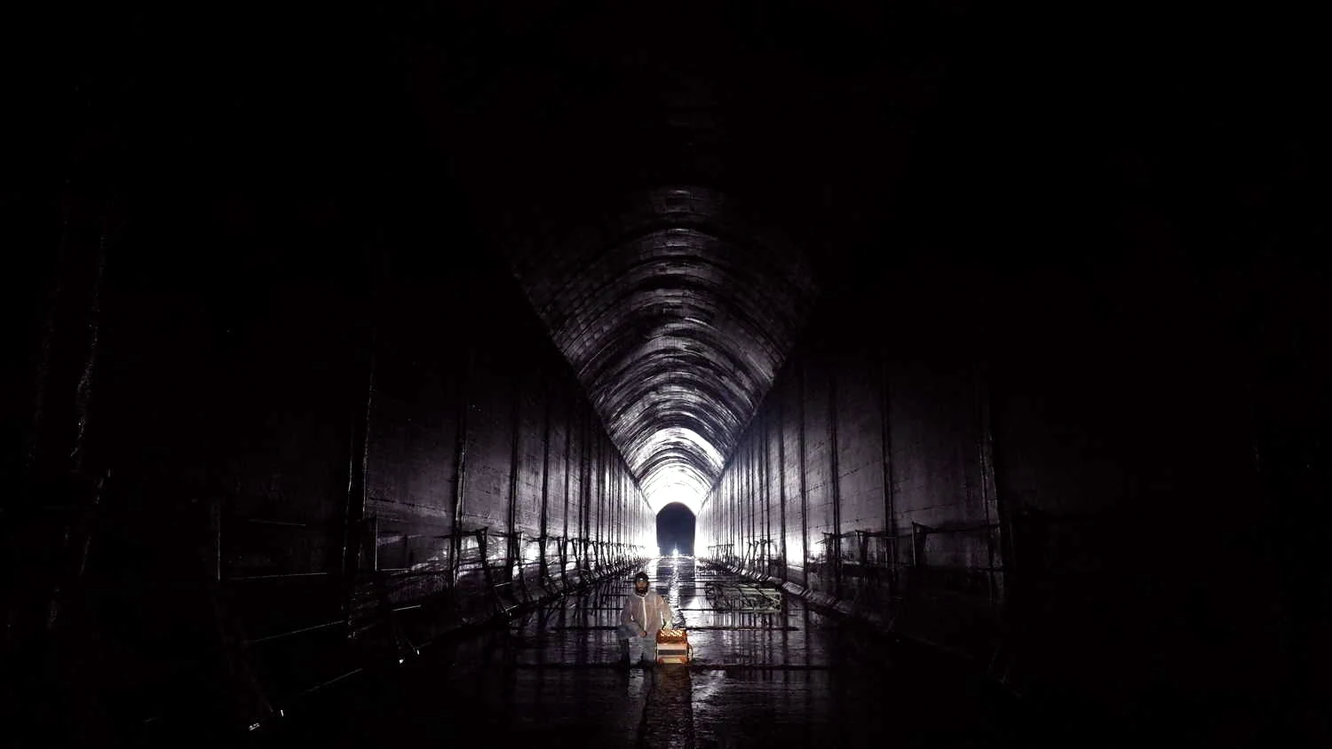 Il musicista al centro del lungo tunnel di Inchindown