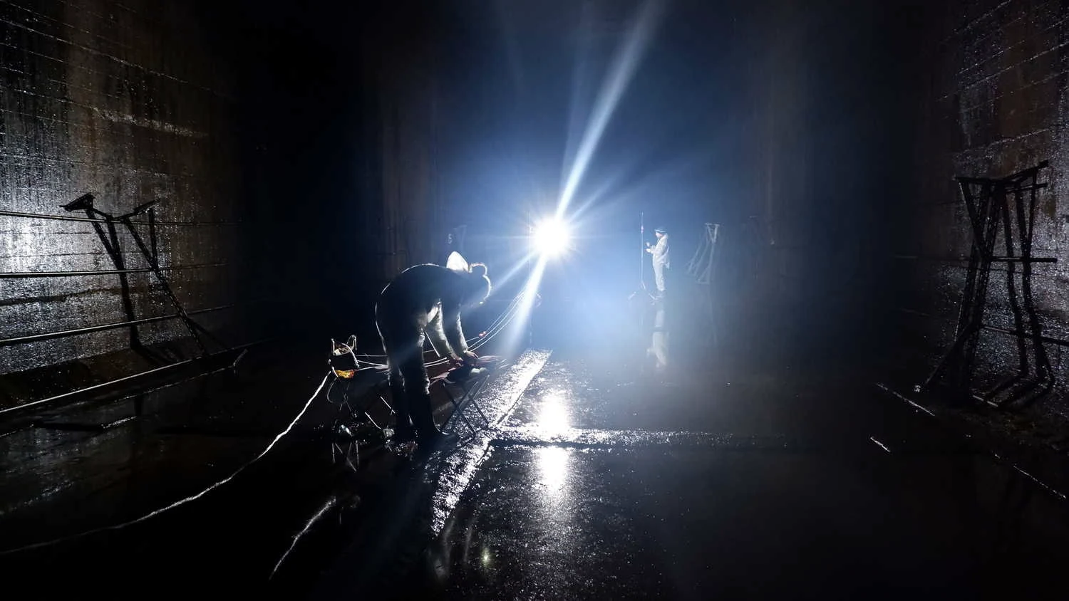 Preparazione dei cavi controluce nel tunnel