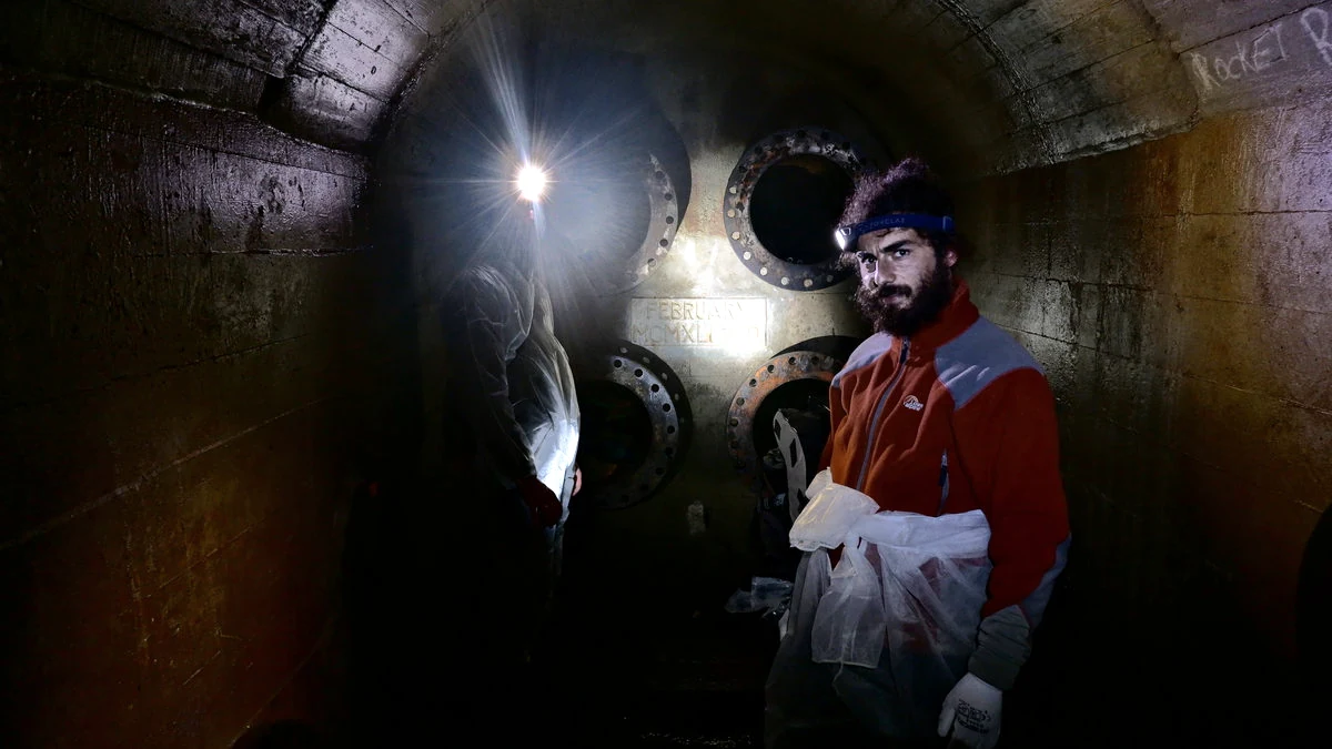 Ingresso nel tunnel con le lampade frontali