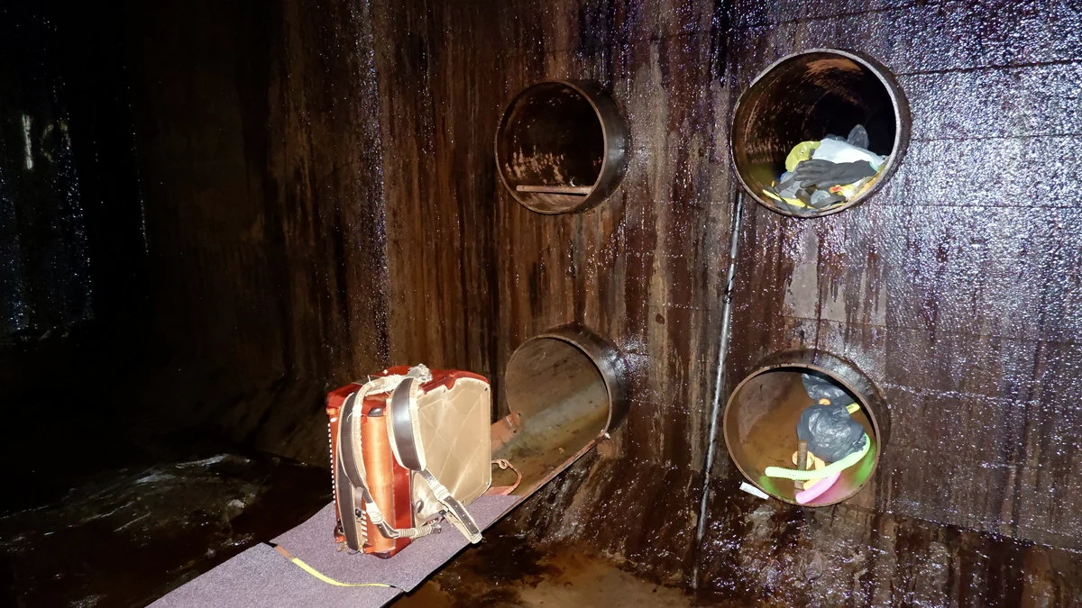 Fisarmonica appoggiata accanto alle aperture del tunnel