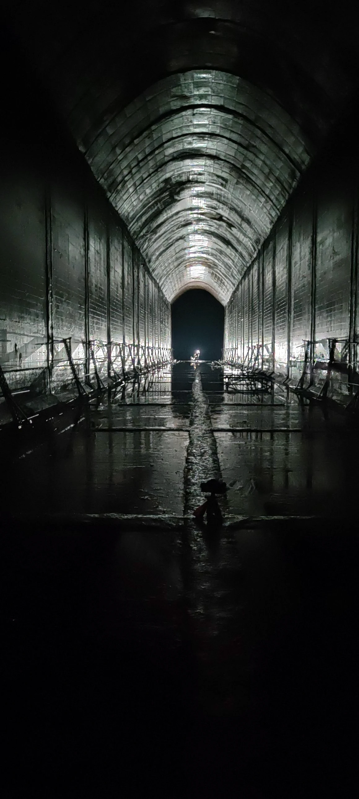 La volta del tunnel illuminata